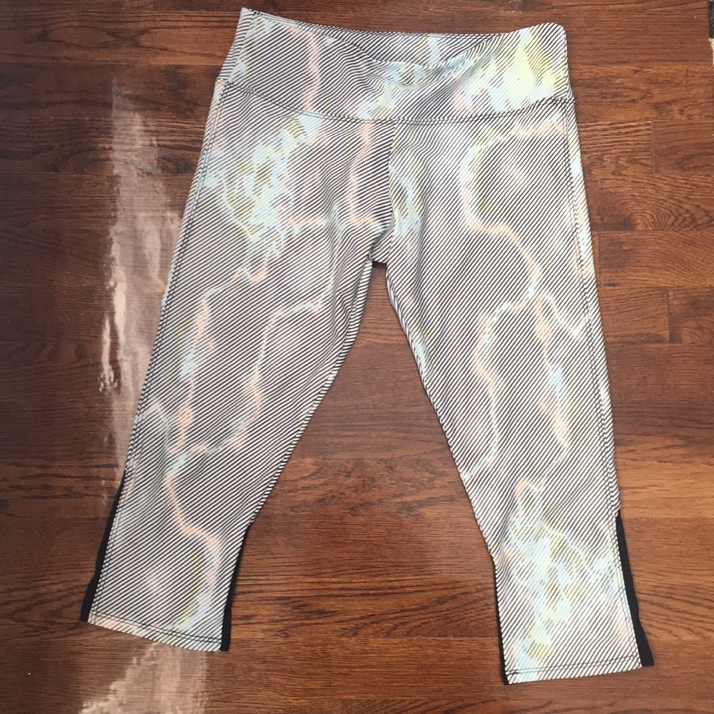 NWOT Urban Outfitters Onzie Capri yoga leggings